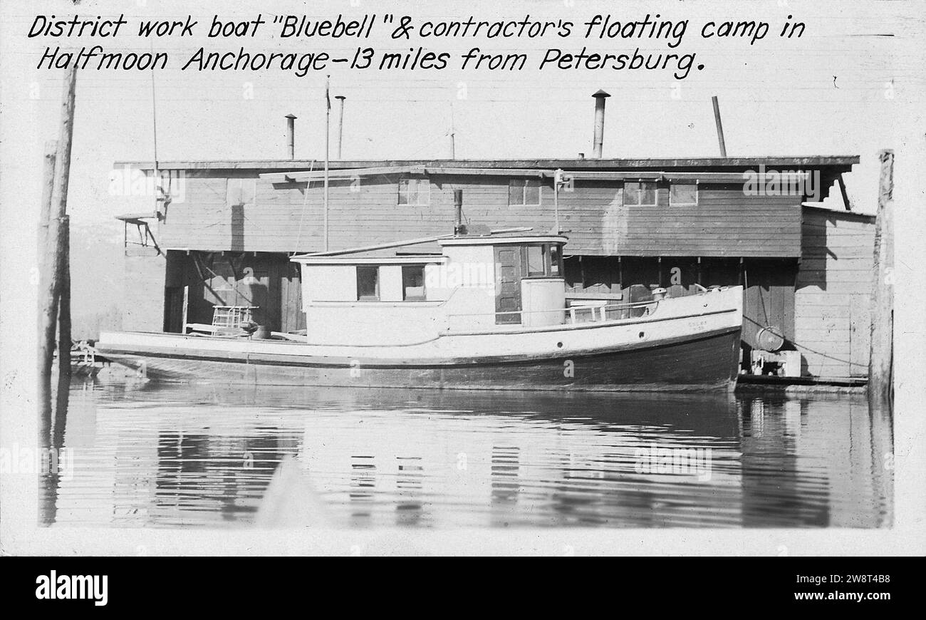 Port de Wrangell, Alaska. Bateau de travail de district ''Bluebell'', usine flottante de l'entrepreneur à Halfmoon Banque D'Images