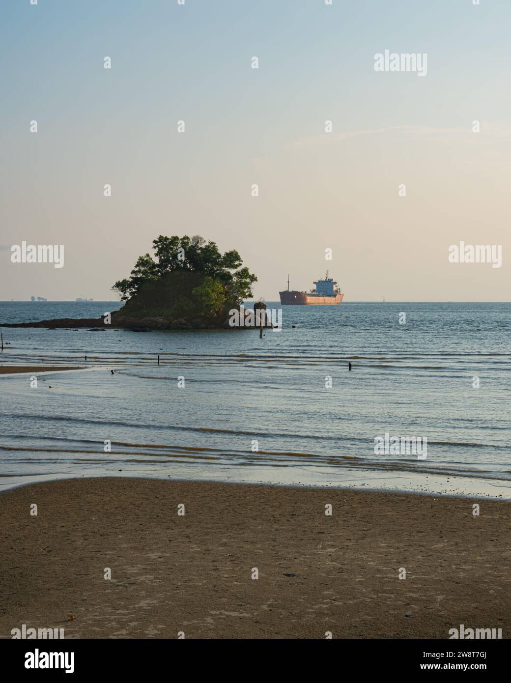 Le pétrolier trouve du repos dans la baie de Balikpapan Banque D'Images