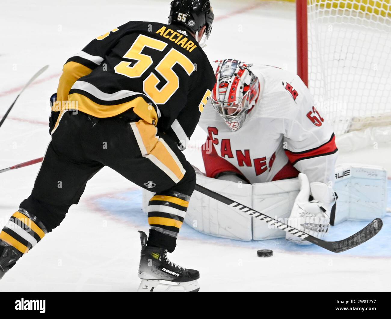 Pittsburgh, États-Unis. 21 décembre 2023. Le gardien des Hurricanes de la Caroline Pyotr Kochetkov (52) arrête le tir et non le centre des Penguins de Pittsburgh Noel Acciari (55) lors de la première période au PPG Paints Arena à Pittsburgh le jeudi 21 décembre 2023. Photo de Archie Carpenter/UPI. Crédit : UPI/Alamy Live News Banque D'Images