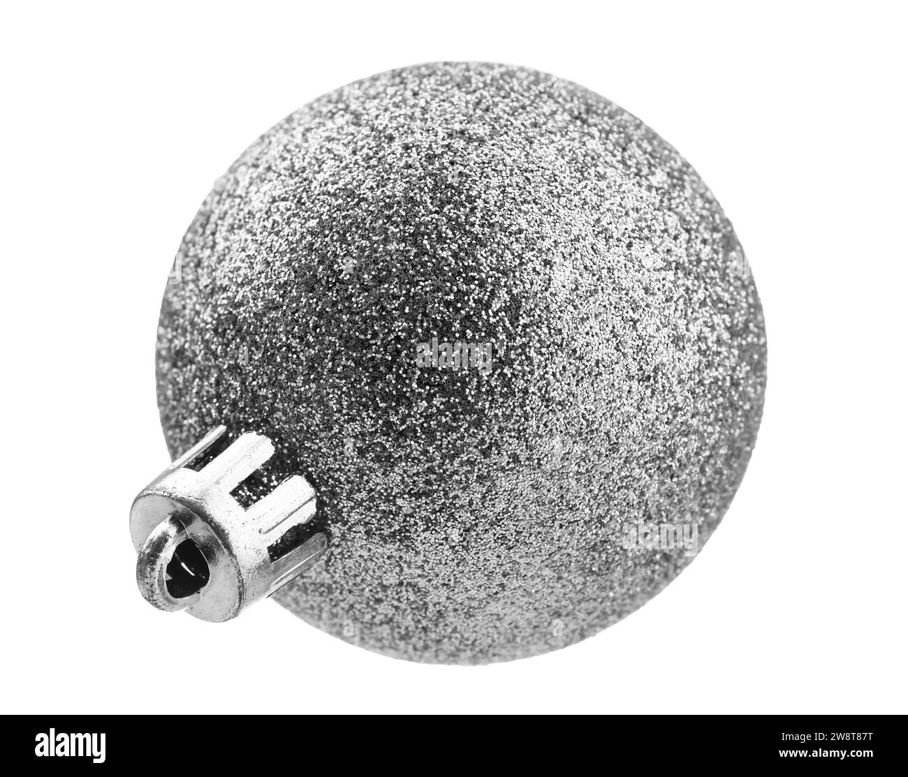 Magnifique boule de Noël argentée isolée sur blanc Banque D'Images