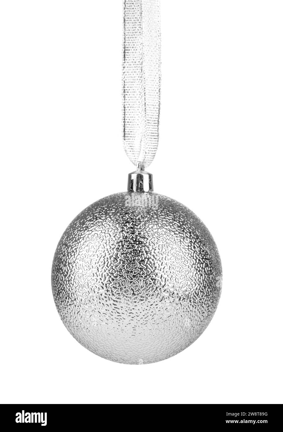 Magnifique boule de Noël argentée isolée sur blanc Banque D'Images