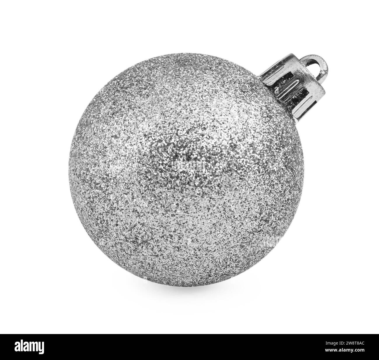 Magnifique boule de Noël argentée isolée sur blanc Banque D'Images