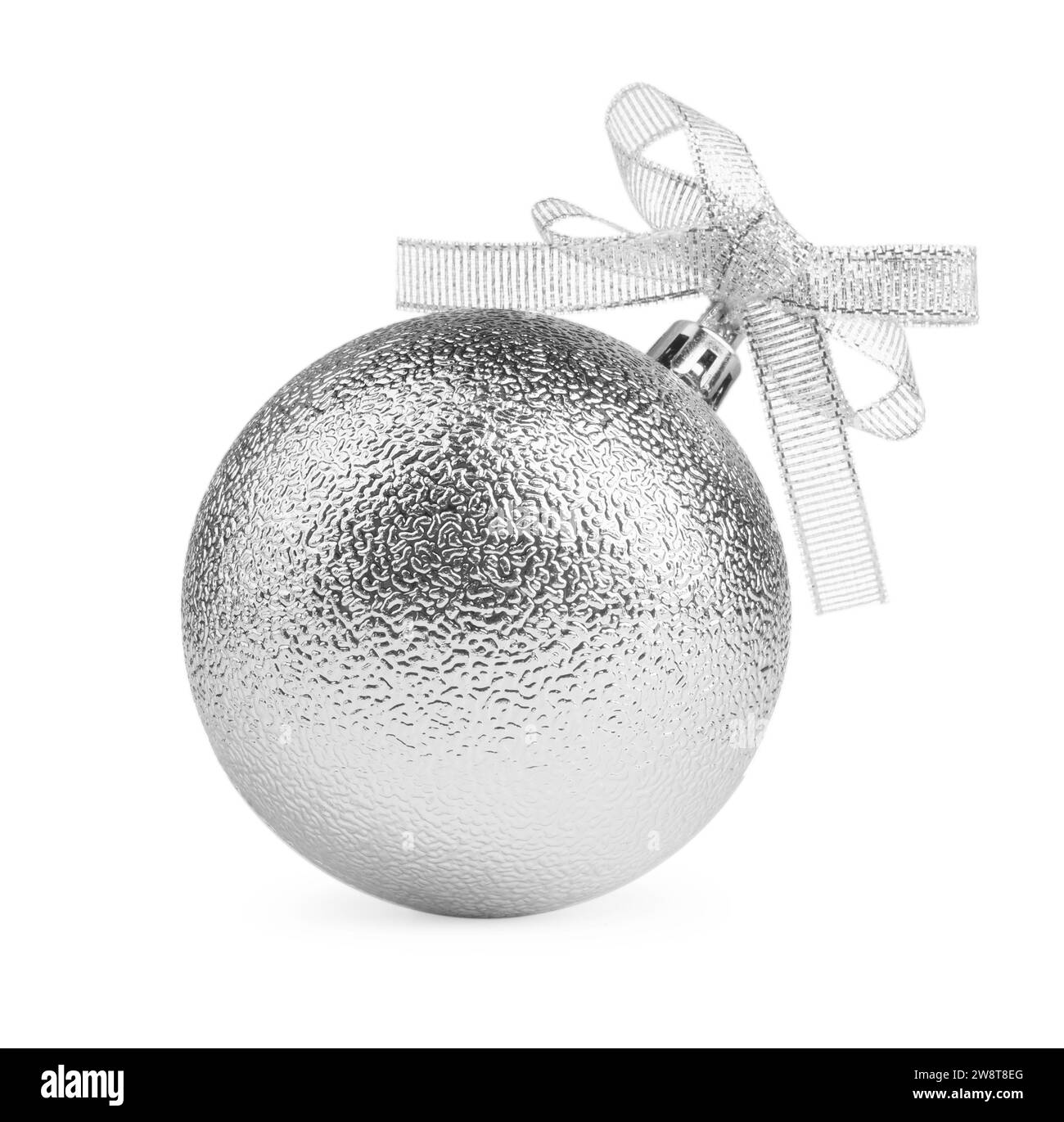 Belle boule de Noël argentée avec arc isolé sur blanc Banque D'Images