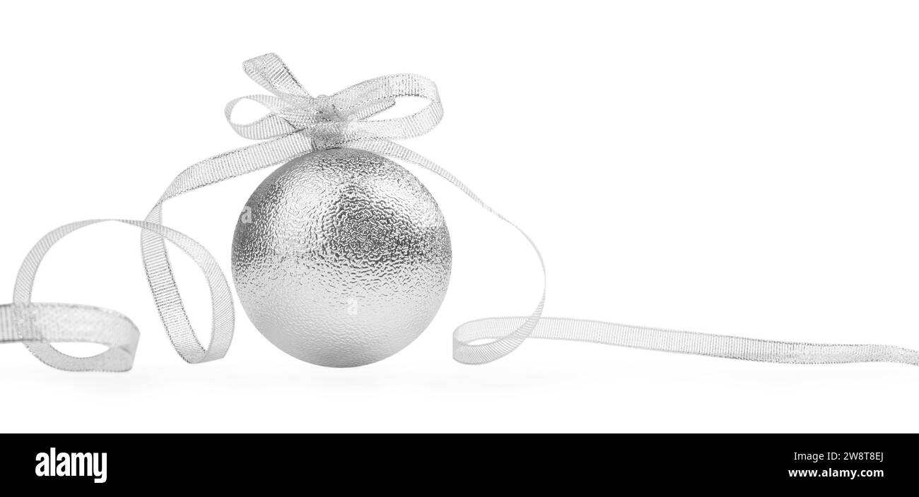 Magnifique boule de Noël argentée avec ruban isolé sur blanc Banque D'Images