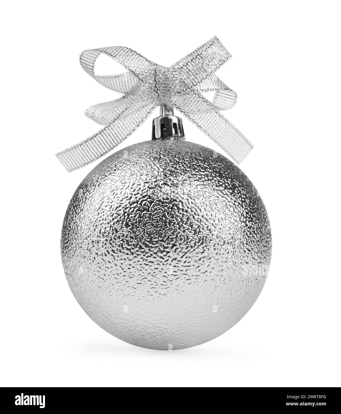 Belle boule de Noël argentée avec arc isolé sur blanc Banque D'Images