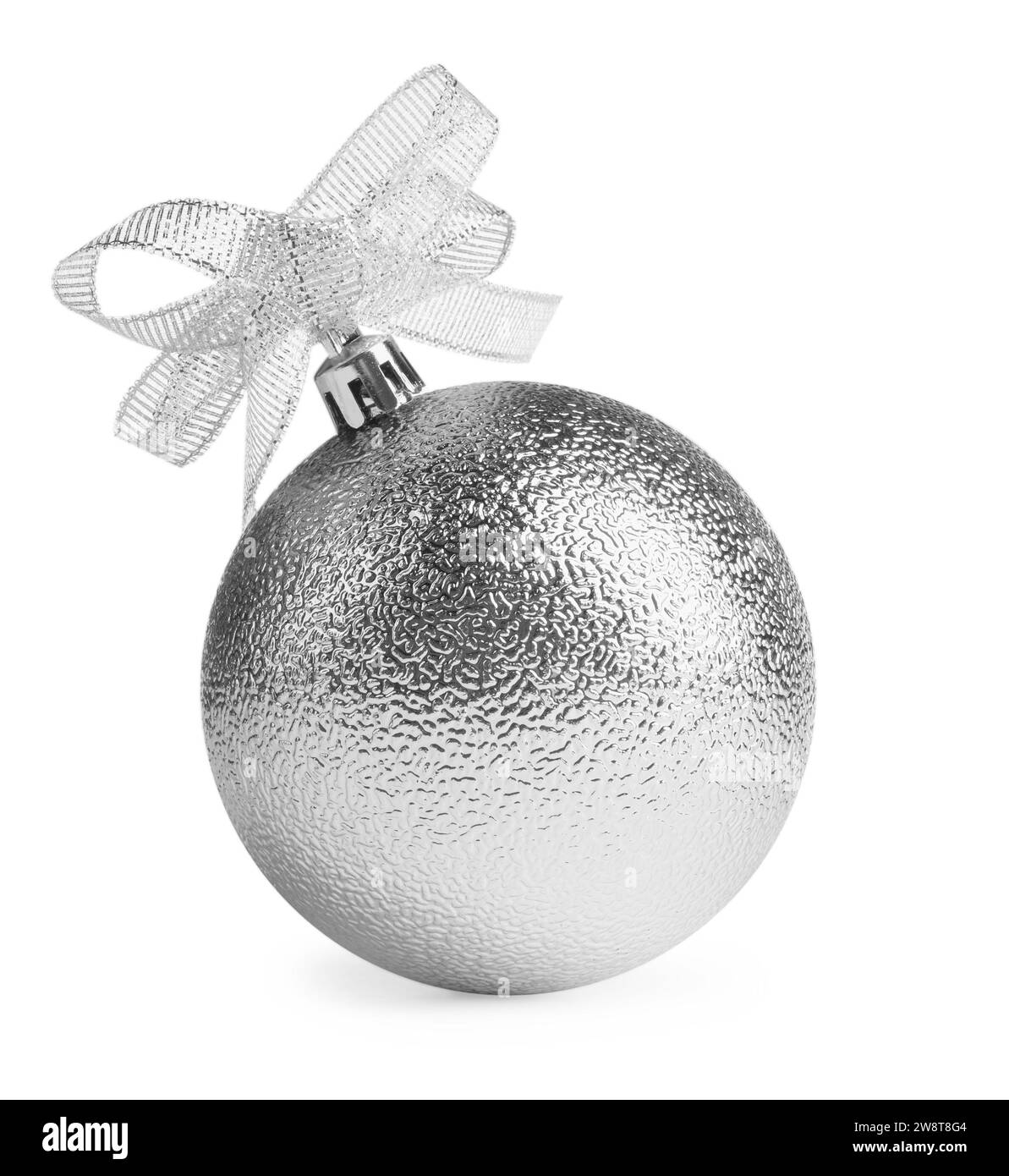 Belle boule de Noël argentée avec arc isolé sur blanc Banque D'Images