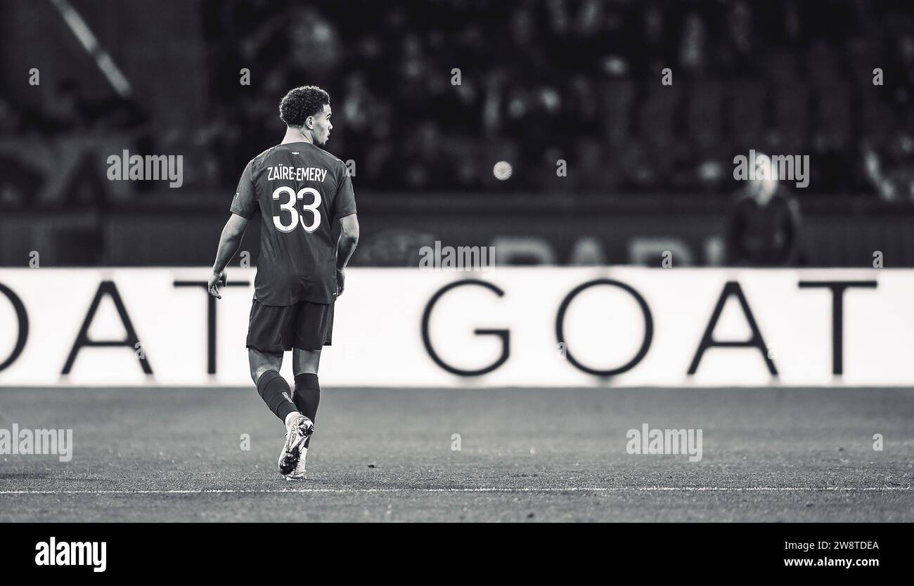 Paris, France. 20 décembre 2023. Warren Zaïre-Emery avec logo CHÈVRE lors du match de football de Ligue 1 entre le PSG Paris Saint-Germain et le FC Metz au Parc des Princes à Paris, France, le 20 décembre 2023. Crédit : Victor Joly/Alamy Live News Banque D'Images
