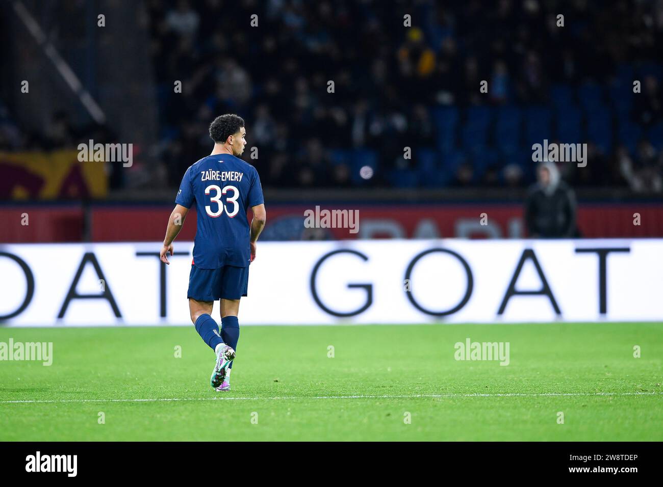 Paris, France. 20 décembre 2023. Warren Zaïre-Emery avec logo CHÈVRE lors du match de football de Ligue 1 entre le PSG Paris Saint-Germain et le FC Metz au Parc des Princes à Paris, France, le 20 décembre 2023. Crédit : Victor Joly/Alamy Live News Banque D'Images