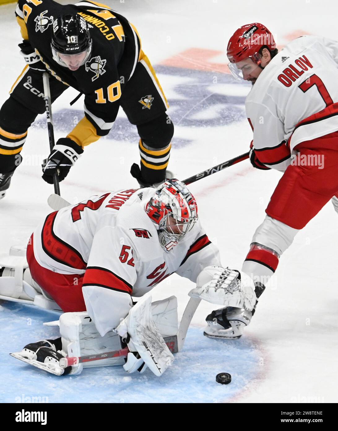 Pittsburgh, États-Unis. 21 décembre 2023. Le gardien des Hurricanes de la Caroline Pyotr Kochetkov (52) plonge pour couvrir le tir de l'aile gauche des Penguins de Pittsburgh Drew O'Connor (10) en deuxième période au PPG Paints Arena à Pittsburgh le jeudi 21 décembre 2023. Photo de Archie Carpenter/UPI. Crédit : UPI/Alamy Live News Banque D'Images
