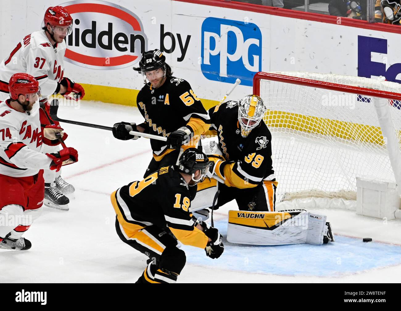 Pittsburgh, États-Unis. 21 décembre 2023. Le gardien de but des Penguins de Pittsburgh Alex Nedeljkovic (39 ans) regarde la rondelle glisser sur la ligne de but alors que l’aile gauche des Hurricanes de Carolina Teuvo Teravainen égalise le score en deuxième période au PPG Paints Arena à Pittsburgh le jeudi 21 décembre 2023. Photo de Archie Carpenter/UPI. Crédit : UPI/Alamy Live News Banque D'Images