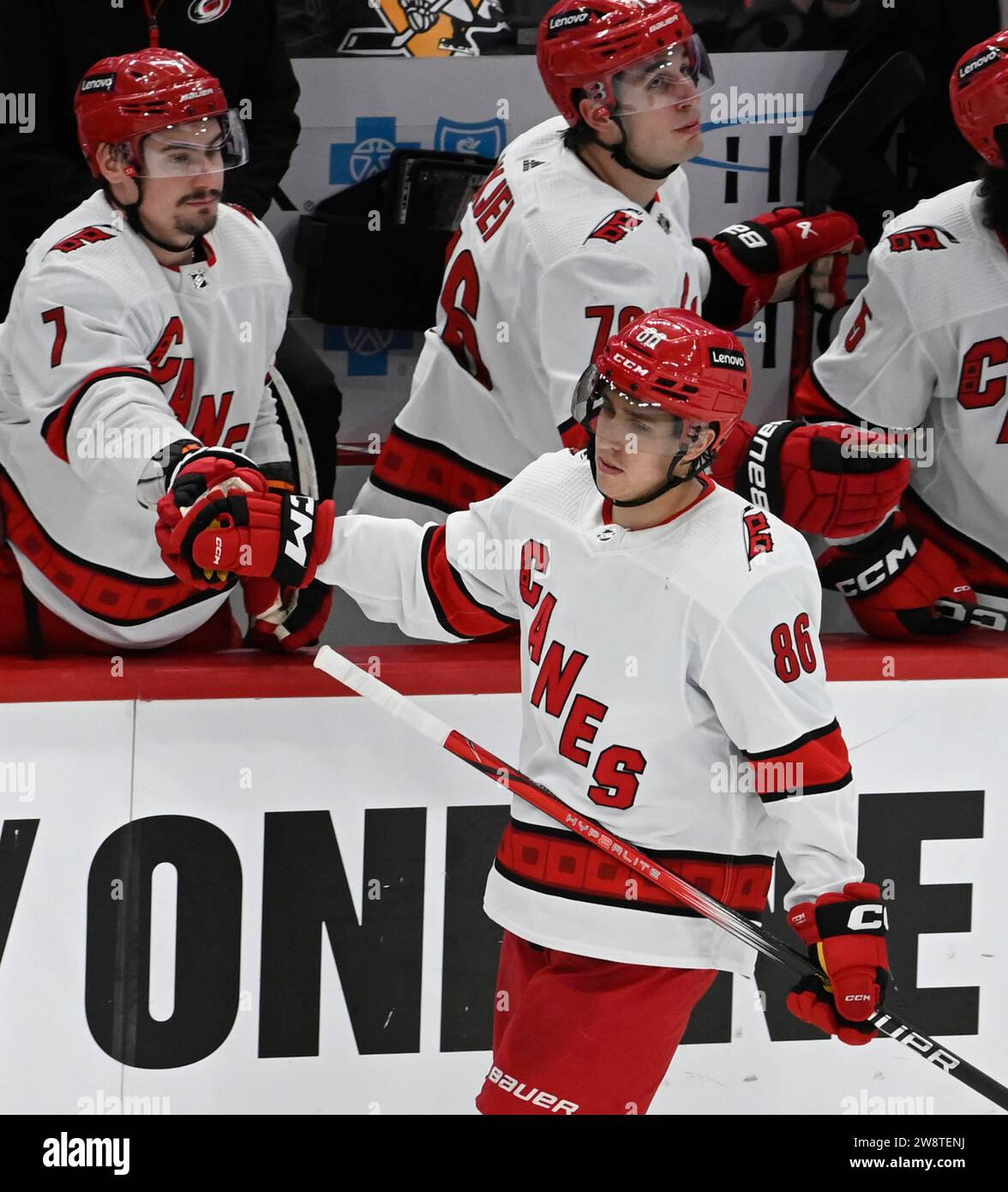 Pittsburgh, États-Unis. 21 décembre 2023. L’aile gauche des Hurricanes de la Caroline Teuvo Teravainen (860 célèbre avec le banc des Hurricanes de la Caroline après avoir égalisé le score en deuxième période au PPG Paints Arena à Pittsburgh le jeudi 21 décembre 2023. Photo de Archie Carpenter/UPI. Crédit : UPI/Alamy Live News Banque D'Images