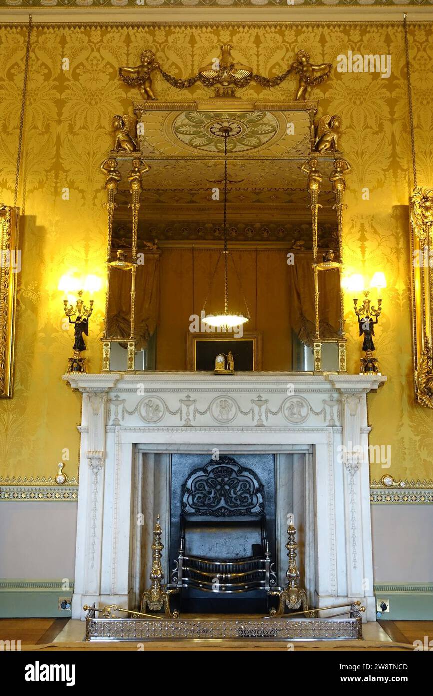 Cheminée de salon jaune avec verre de jetée par le fils de Thomas Chippendale, après 1779 - Harewood House - West Yorkshire, Angleterre - Banque D'Images