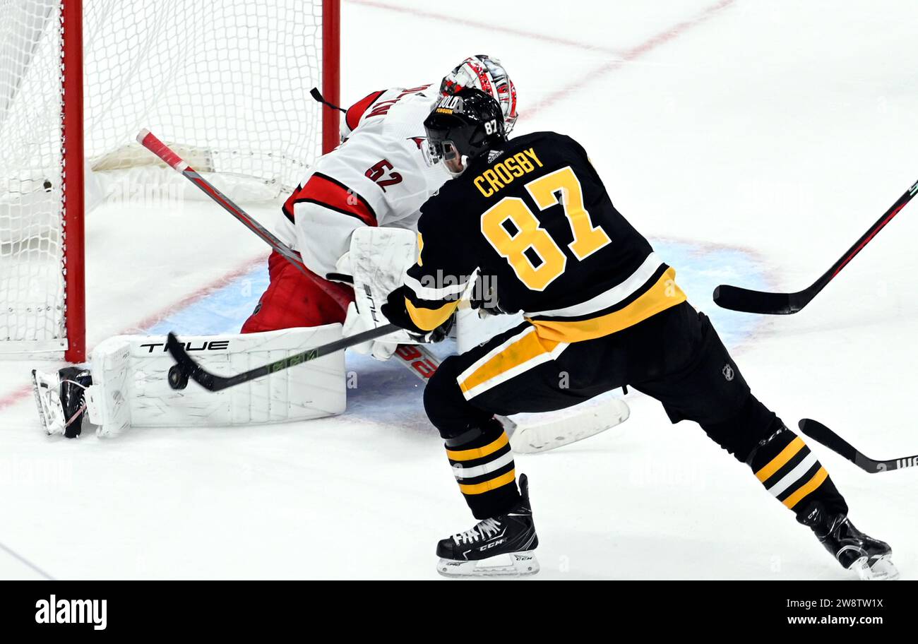 Pittsburgh, États-Unis. 21 décembre 2023. Le gardien des Hurricanes de la Caroline Pyotr Kochetkov (52) bloque le tir du centre des Penguins de Pittsburgh Sidney Crosby (87) pendant la prolongation de la victoire des Penguins 2-1 contre les Hurricanes de la Caroline au PPG Paints Arena à Pittsburgh le jeudi 21 décembre 2023. Photo de Archie Carpenter/UPI. Crédit : UPI/Alamy Live News Banque D'Images