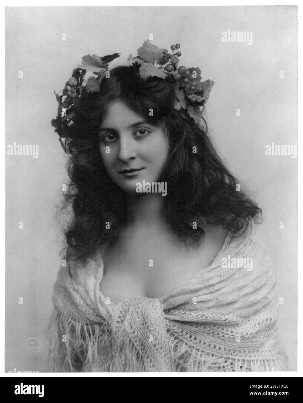 Jeunes femmes modelant- moitié lgth., raisins et feuilles sur la tête, portant un châle Banque D'Images