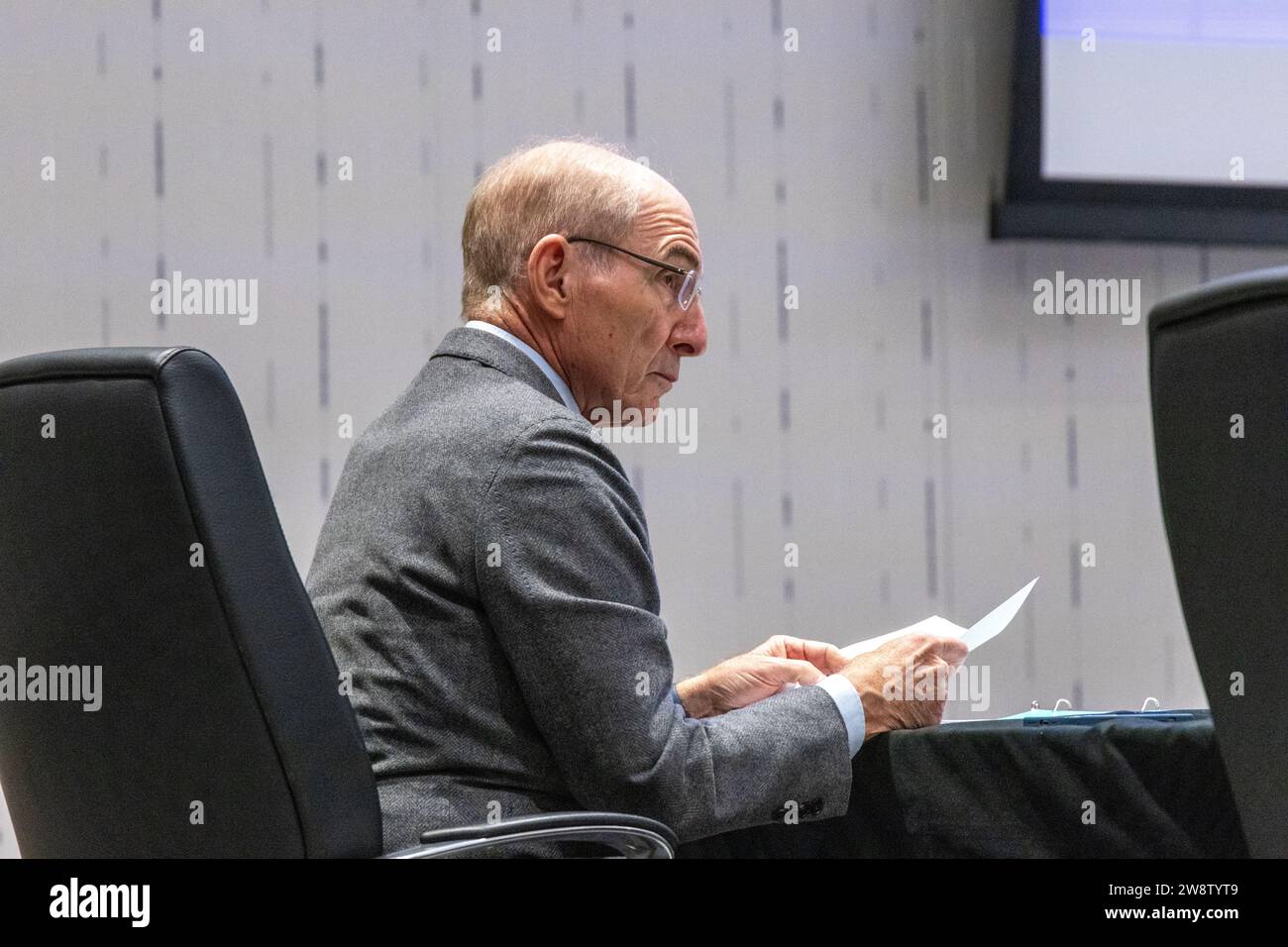 Le président de l’Université du Kentucky, Eli Capilouto, siège à son siège lors de la réunion du conseil d’administration le mardi 5 décembre 2023, à l’Université de Ke Banque D'Images
