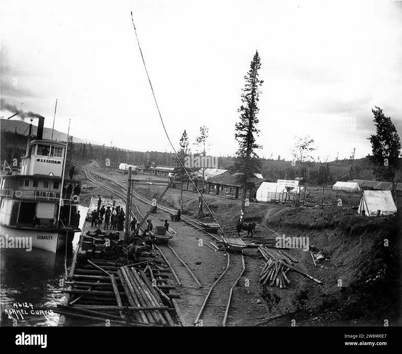 Fleuve Yukon, Whitehorse (territoire du Yukon), avec une route de tramway à mât et un bateau à vapeur à roue à aubes S BAILEY Banque D'Images