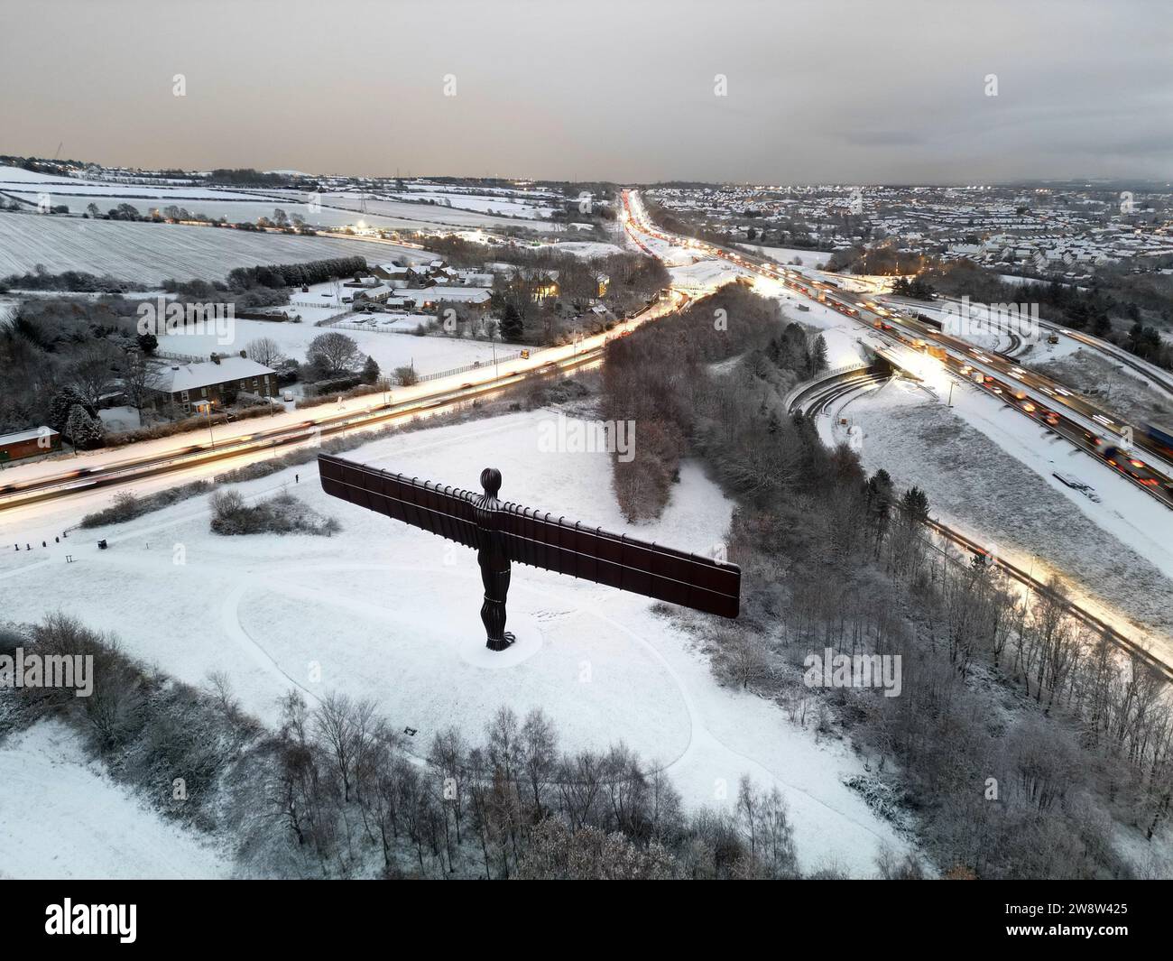 EXAMEN PA de L'ANNÉE 2023 photo du dossier datée du 01/12/23 - la statue de l'Ange du Nord à Gateshead couverte de neige. Date de parution : Vendredi 22 décembre 2023. Banque D'Images