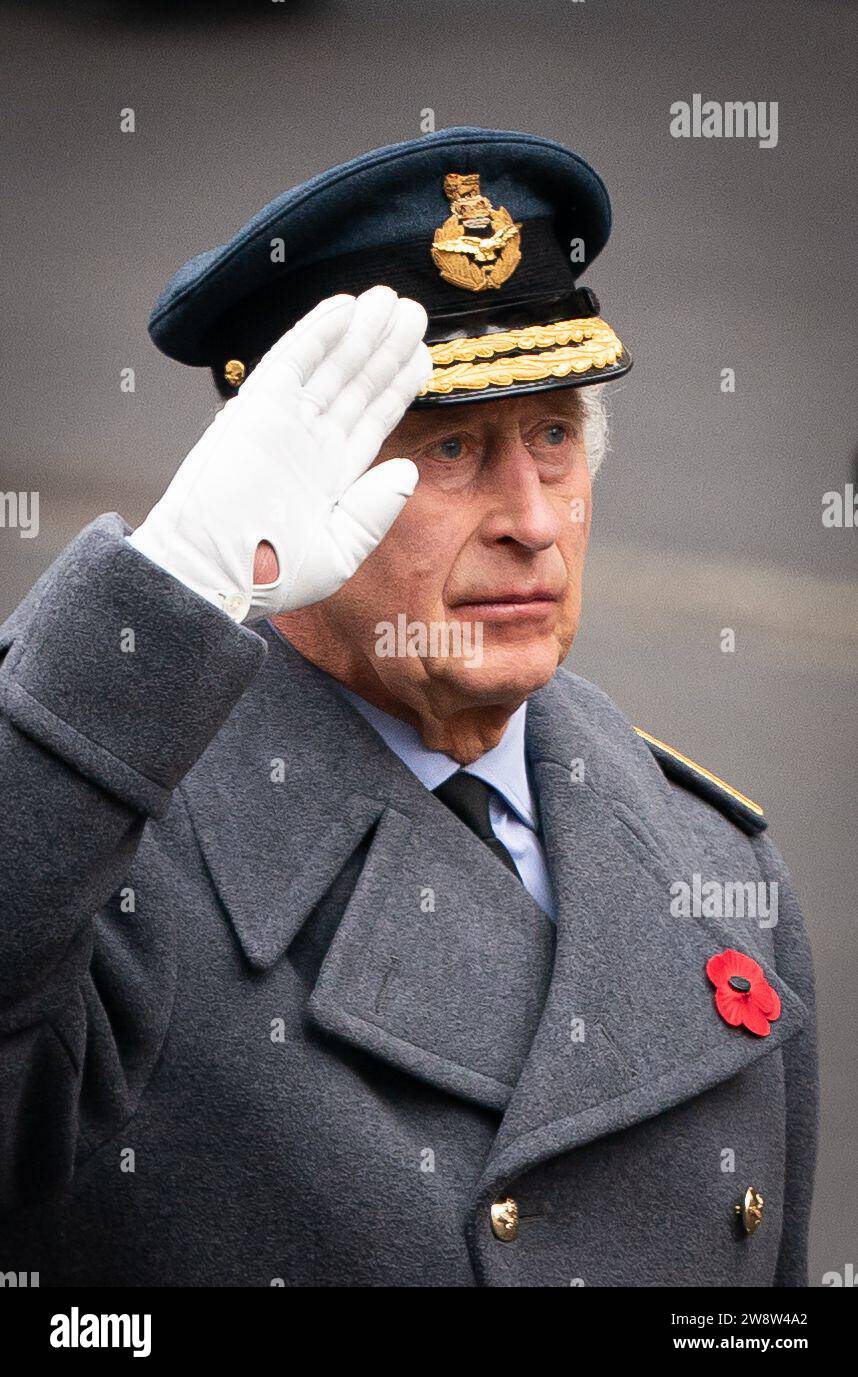 EXAMEN PA DE L'ANNÉE 2023 photo du dossier datée du 12/11/23 - Roi Charles III pendant le service du dimanche du souvenir au cénotaphe de Londres. Date de publication : jeudi 21 décembre 2023. Banque D'Images