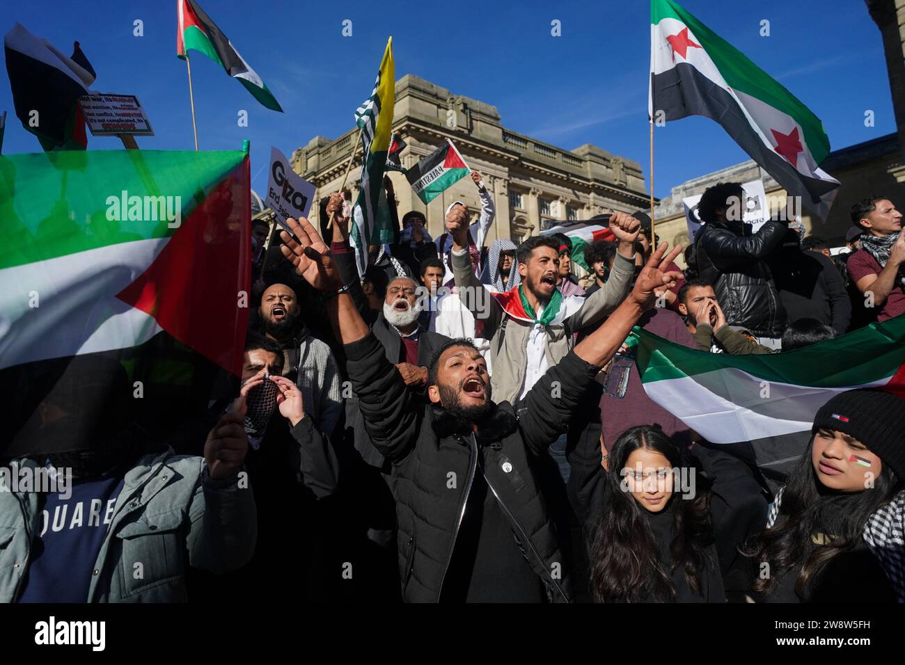 EXAMEN par l'Autorité palestinienne DE L'année 2023 photo du dossier du 15/10/23 - des personnes prennent part à une manifestation en faveur de la Palestine à Birmingham. Date de publication : jeudi 21 décembre 2023. Banque D'Images