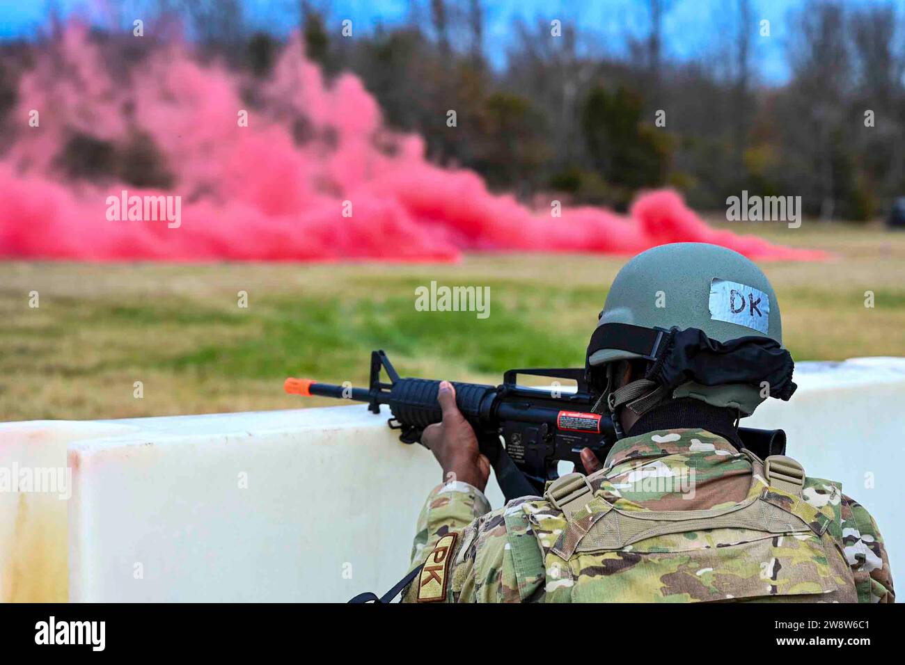 15 décembre 2023 - Little Rock Air Force base, Arkansas, États-Unis - un aviateur veille sur son poste lors d'un événement du Warrior Airmen Readiness Center à Little Rock Air Force base, Arkansas, décembre. 15, 2023. L'exercice de préparation était destiné à former des aviateurs aux opérations de base sur le champ de bataille nécessaires pour faire face avec succès aux menaces futures. (Image de crédit : © U.S. Air Force/ZUMA Press Wire) USAGE ÉDITORIAL SEULEMENT! Non destiné à UN USAGE commercial ! Banque D'Images
