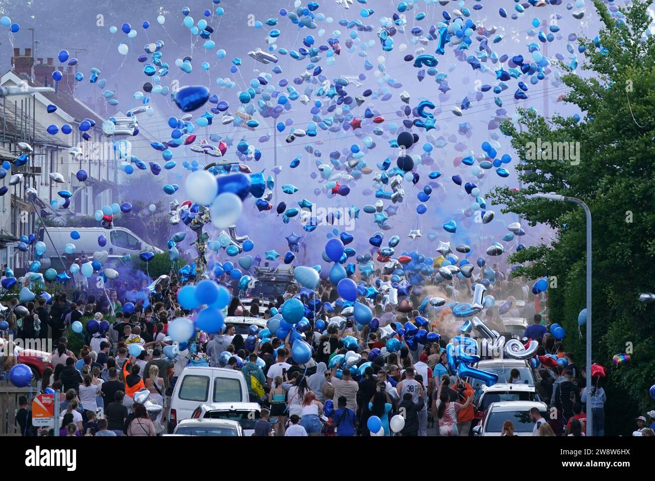 EXAMEN par l'Autorité palestinienne DE L'année 2023 photo du dossier datée du 26/05/23 - des personnes lâchent des ballons lors d'une veillée pour les victimes d'une collision routière sur Snowden Road à Ely, Cardiff, lundi. Kyrees Sullivan, 16 ans, et son meilleur ami Harvey Evans, 15 ans, sont morts dans un accident de la route quelques minutes après avoir été impliqués dans une poursuite avec la police, alors qu'ils roulaient sur un vélo électrique. Date de publication : jeudi 21 décembre 2023. Banque D'Images
