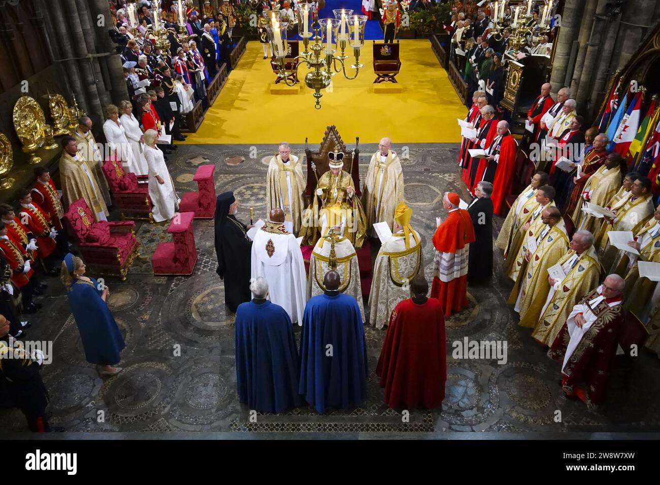 PHOTO PHOTOGRAPHE PA DE L'ANNÉE 2023 - AARON CHOWN. Photo du dossier datée du 06/05/23 - le roi Charles III, entouré de chefs religieux assis sur la chaise Saint-Édouard, également connue sous le nom de chaise du couronnement, portant la couronne de Saint-Édouard tenant le sceptre du souverain avec la colombe (dans sa main gauche) et le sceptre du souverain avec la croix (dans sa main droite), lors de sa cérémonie de couronnement à l'abbaye de Westminster, Londres. Date de publication : jeudi 21 décembre 2023. Banque D'Images