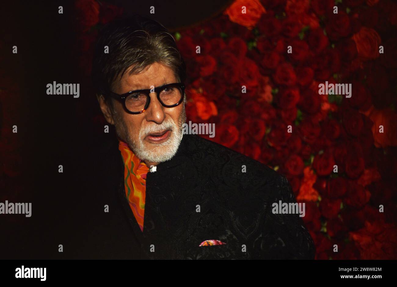 Mumbai, Inde, le 21 décembre 2023, l'acteur Bollywood Amitabh Bachchan participe à la fête du 60e anniversaire du producteur, distributeur et promoteur immobilier indien Anand Pandit à Mumbai, en Inde, le 21 décembre 2023. (Photo de Indranil Aditya/NurPhoto)0 crédit : NurPhoto SRL/Alamy Live News Banque D'Images