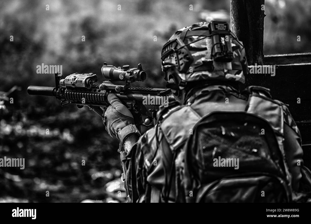 Bataille de l'armée dans la guerre. Militaire ou militaire avec armes. Soldat de l'armée avec fusil et mitrailleuse. Banque D'Images