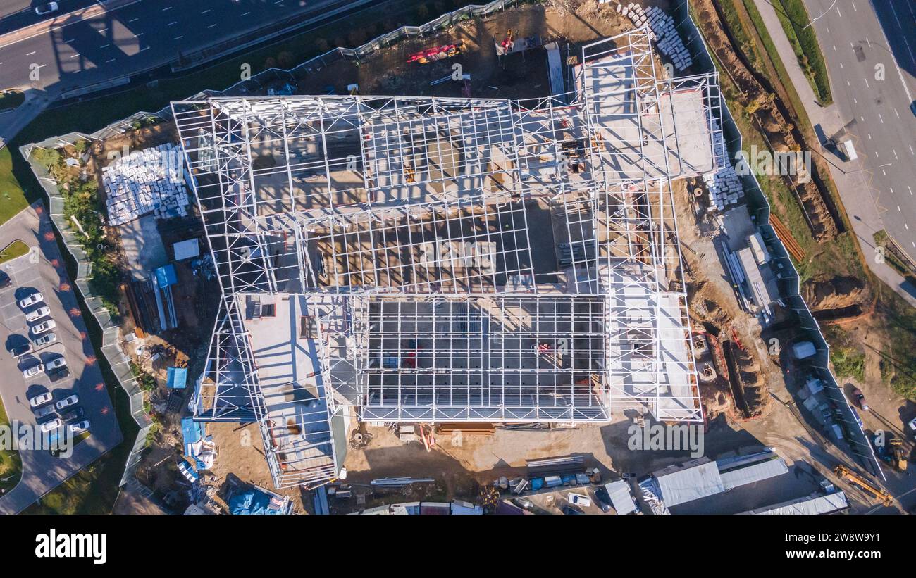 Almaty, Kazakhstan - 01 novembre 2023 : Construction d'un bâtiment à ossature métallique. Vue depuis un drone Banque D'Images