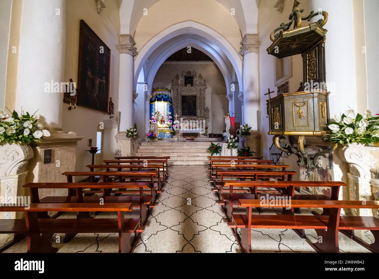 Décoration intérieure, bancs de prière et autel à l'intérieur de l'église Sainte-Marie de l'annonce, Chiesa dell'Annunziata. Banque D'Images