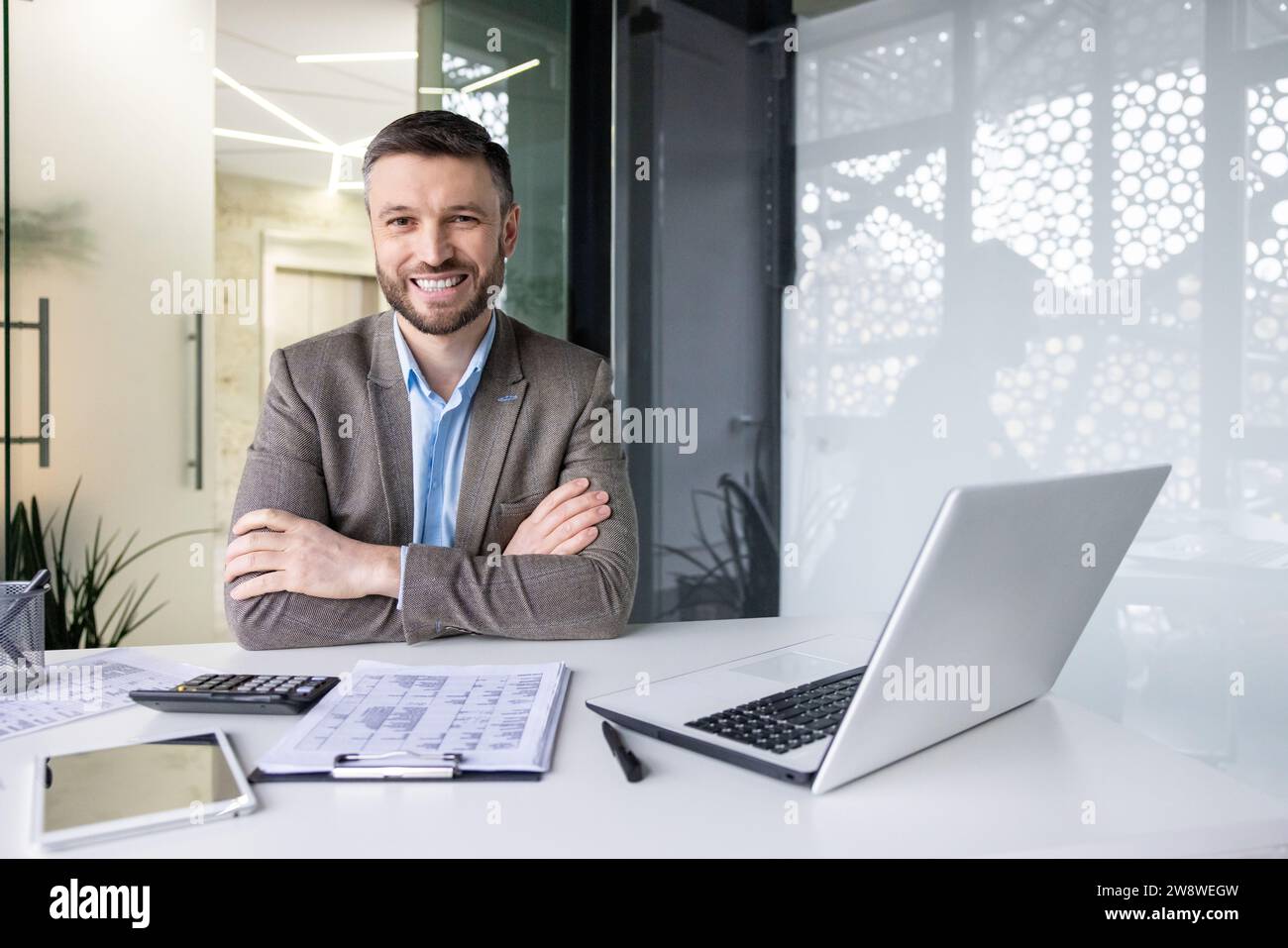 Portrait de comptable financier réussi au travail à l'intérieur du bureau, homme d'affaires expérimenté senior souriant regardant la caméra avec les bras croisés, WO Banque D'Images