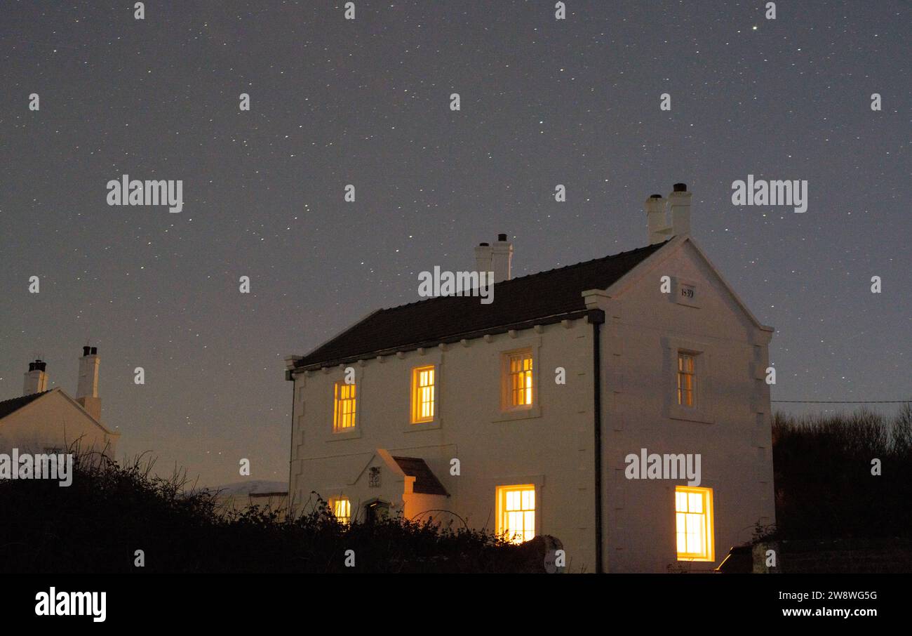 A Trinity House Lighthouse Keeper's House, Black point, Penmon, île d'Anglesey. Construit en 1839 et classé grade 2. Photographié ici en décembre 2023. Banque D'Images
