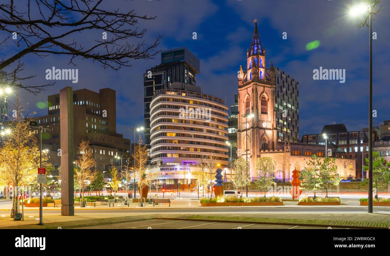 Église St Nicholas et hôtel Mercure, Chapel St, Liverpool. À côté de Pier Head. Photographié en décembre 2023. Banque D'Images