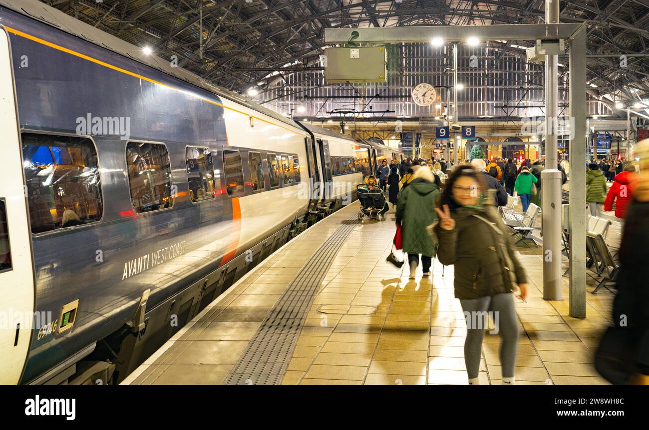 Lime Street Station, Liverpool, photographié en novembre 2023. Ouverte en 1836, la plus ancienne encore en activité, Grand Terminus, gare principale dans le monde. Banque D'Images