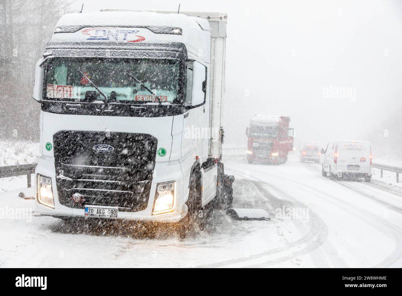 231222 SchneeZoltan News ID : FR 2023-12-22-2 Sturm Zoltan : Starkschneefälle sorgen für Verkehrsbehinderungen 10 Zentimeter Neuschnee und querstehende LKW Stollberg. Sturmtief Zoltan sorgt weiterhin für Probleme im Erzgebirge. DAS Sturmtief ist abgezogen und auf dessen Rückseite floss vergangene Nacht deutlich kältere Luft nach Deutschland. Dies hatte zur Folge, dass die Schneefallgrenze deutlich absank. Der Regen verwandelte sich in Schnee und sorgt seit dem Morgen für zahlreiche verschneite und glatte Straßen. Auf der B180 zwischen Stollberg und dem Abzweig nach Hoheneck ging am Morgen stelle Banque D'Images