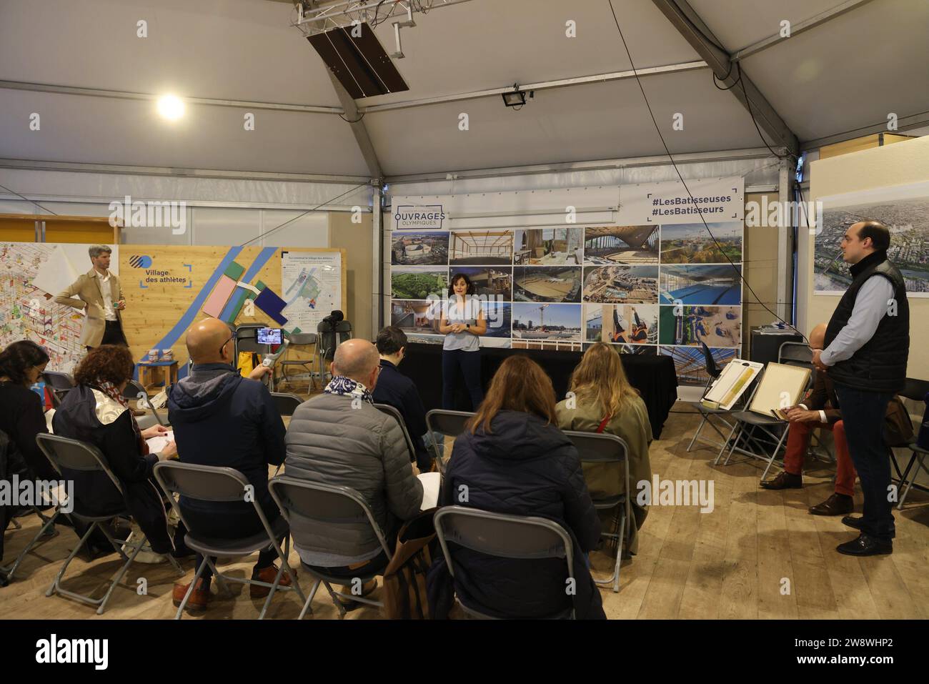 © PHOTOPQR/LE PARISIEN/pH Lavieille ; SAINT DENIS ; 19/10/2023 ; présentation par la Solideo et Saint Gobain des innovations developpées sur le Village des athlètes PARIS 2024 par Antoine de Souich dir straegie innovation Solideo/Sebastien Prevot responsable chez St Gobain/Jean Claude Giraud resp marketing Weber/Manel Ben Saad dir prescription chez Placo qui présente dans un appartement d'athlète de Placo clôture démontable et réutilisable dans de futurs autres constructions à venir. Jeux Olympique 2024 JO 2024 PARIS 2024 - Saint Denis, France, oct 2023 Paris olympic village in Banque D'Images