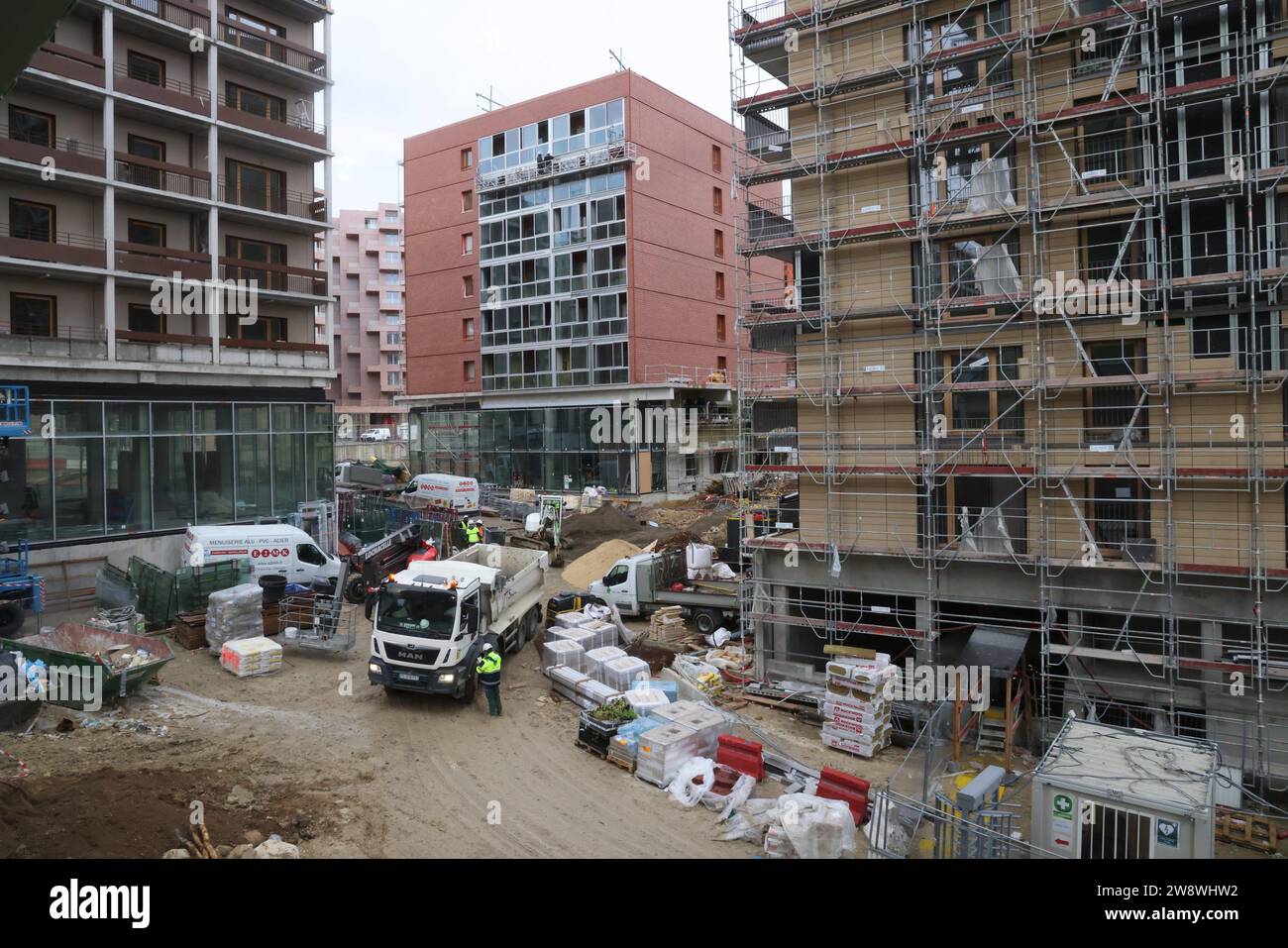 © PHOTOPQR/LE PARISIEN/pH Lavieille ; SAINT DENIS ; 19/10/2023 ; présentation par la Solideo et Saint Gobain des innovations developpées sur le Village des athlètes PARIS 2024 par Antoine de Souich dir straegie innovation Solideo/Sebastien Prevot responsable chez St Gobain/Jean Claude Giraud resp marketing Weber/Manel Ben Saad dir prescription chez Placo qui présente dans un appartement d'athlète de Placo clôture démontable et réutilisable dans de futurs autres constructions à venir. Jeux Olympique 2024 JO 2024 PARIS 2024 - Saint Denis, France, oct 2023 Paris olympic village in Banque D'Images