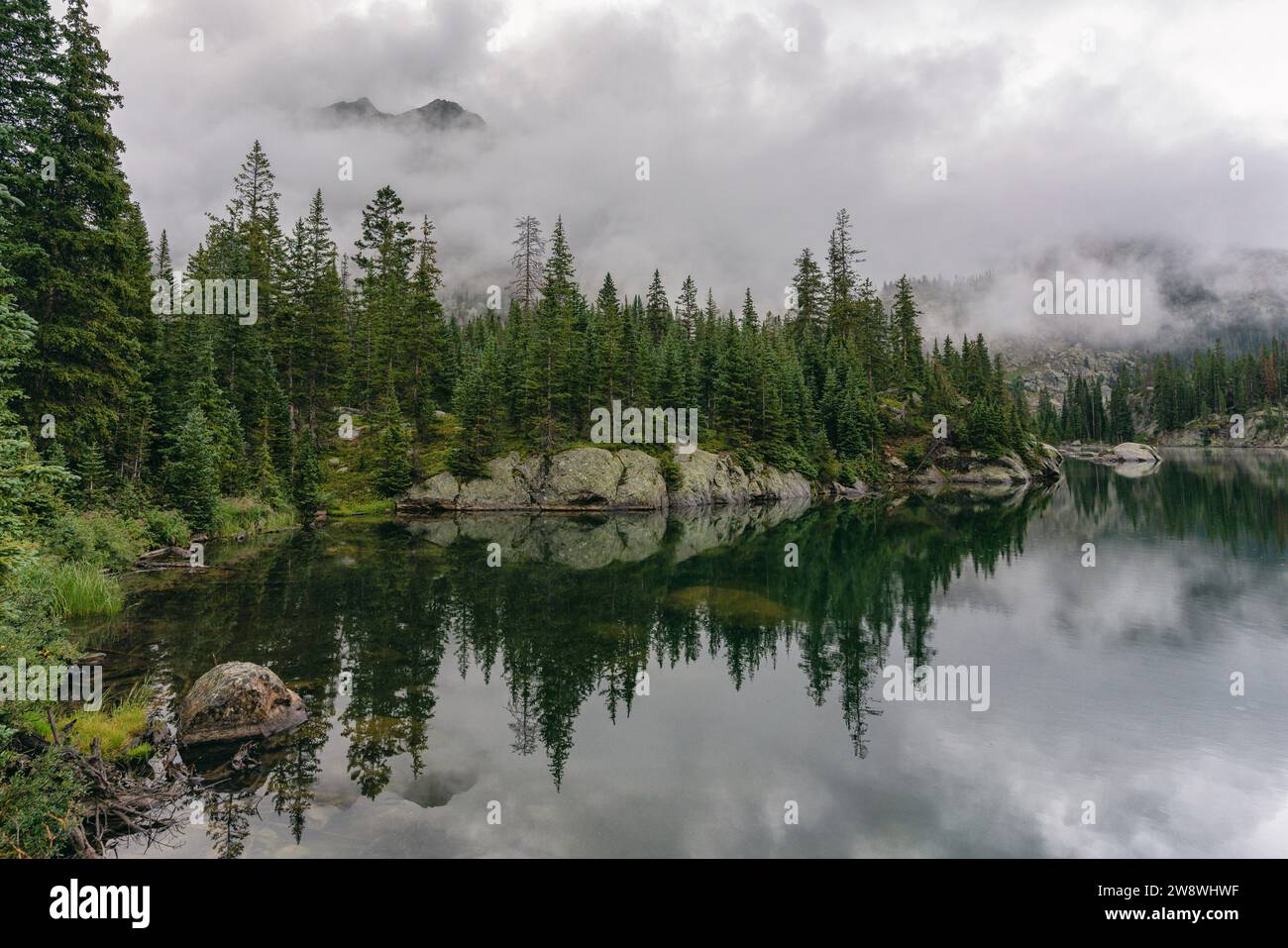 Serein Harvey Lake dans les nuages, Colorado Banque D'Images