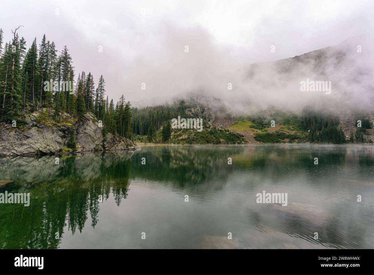 Harvey Lake avec nuages bas, Colorado Banque D'Images