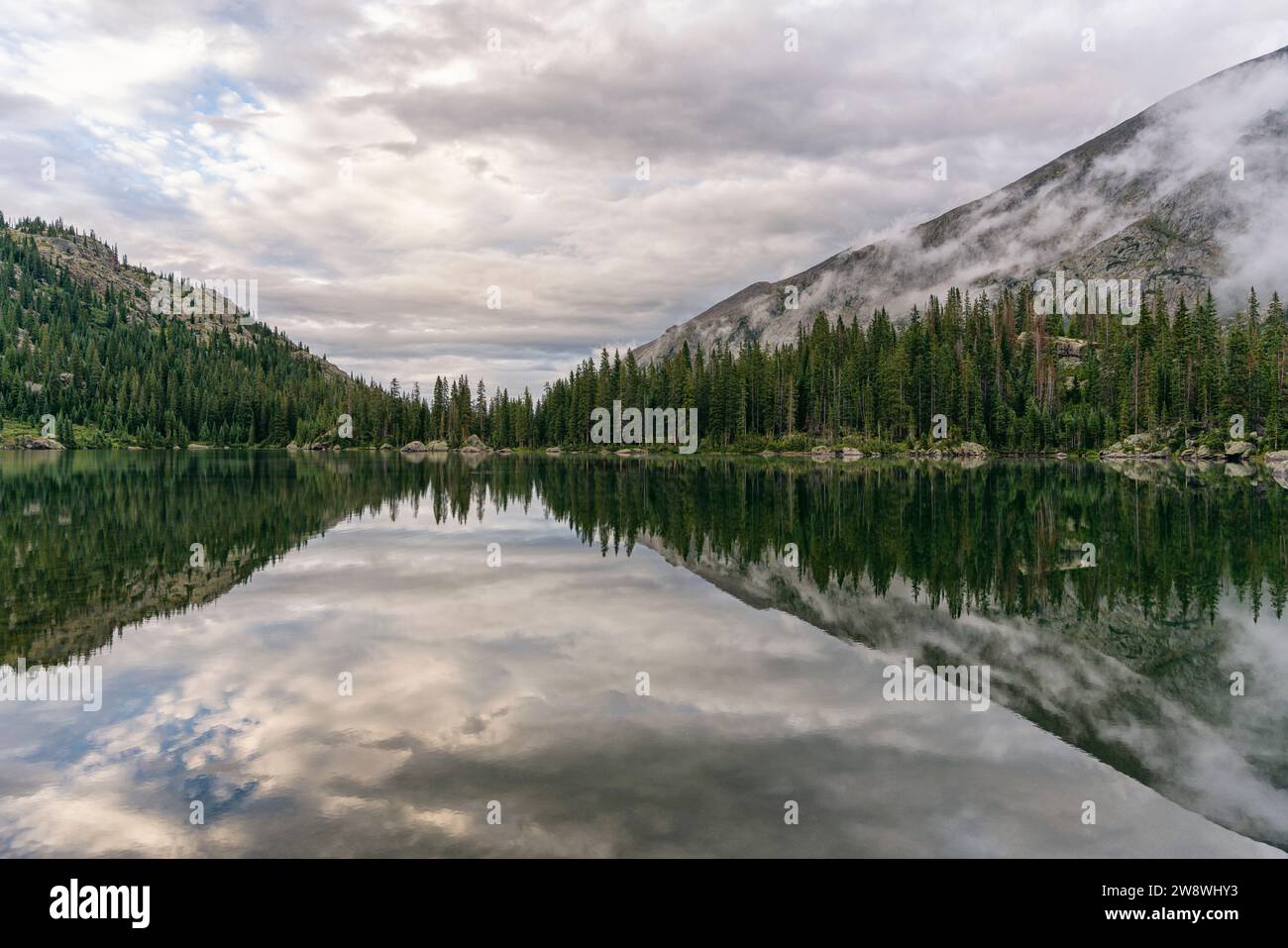 Réflexion sur Harvey Lake dans la nature sauvage de Holy Cross, Colorado Banque D'Images