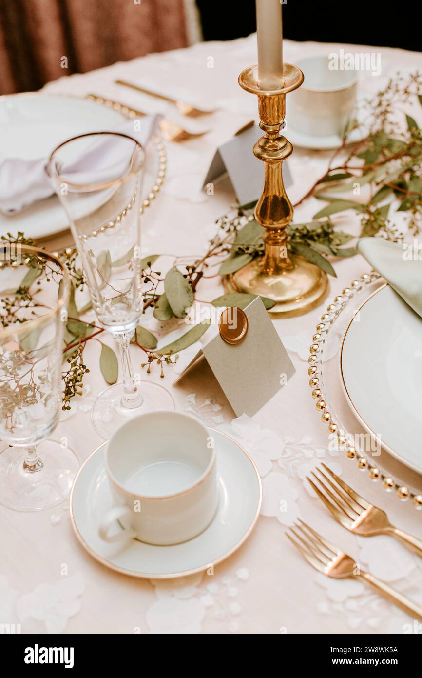 Cadre élégant de table doré et blanc Banque D'Images