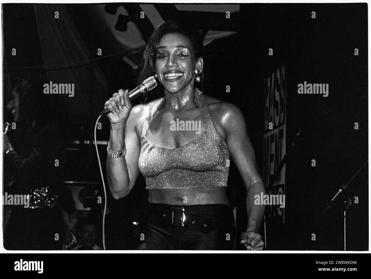 SISTER SLEDGE, CARDIFF, 1993 : la chanteuse Kathy Sledge de Disco Icons Sister Sledge joue au Cardiff University terminal au pays de Galles, au Royaume-Uni, le 8 février 1993. Photo : Rob Watkins. INFOS SUR LE GROUPE : Sister Sledge est un groupe musical américain légendaire, formé en 1971. Renommées pour leurs tubes dynamiques de disco et de R&B, dont We Are Family, les quatre sœurs, Debbie, Joni, Kim et Kathy, ont laissé un impact durable sur l'industrie musicale, célébrées pour leur voix harmonieuse et leur énergie contagieuse. Banque D'Images