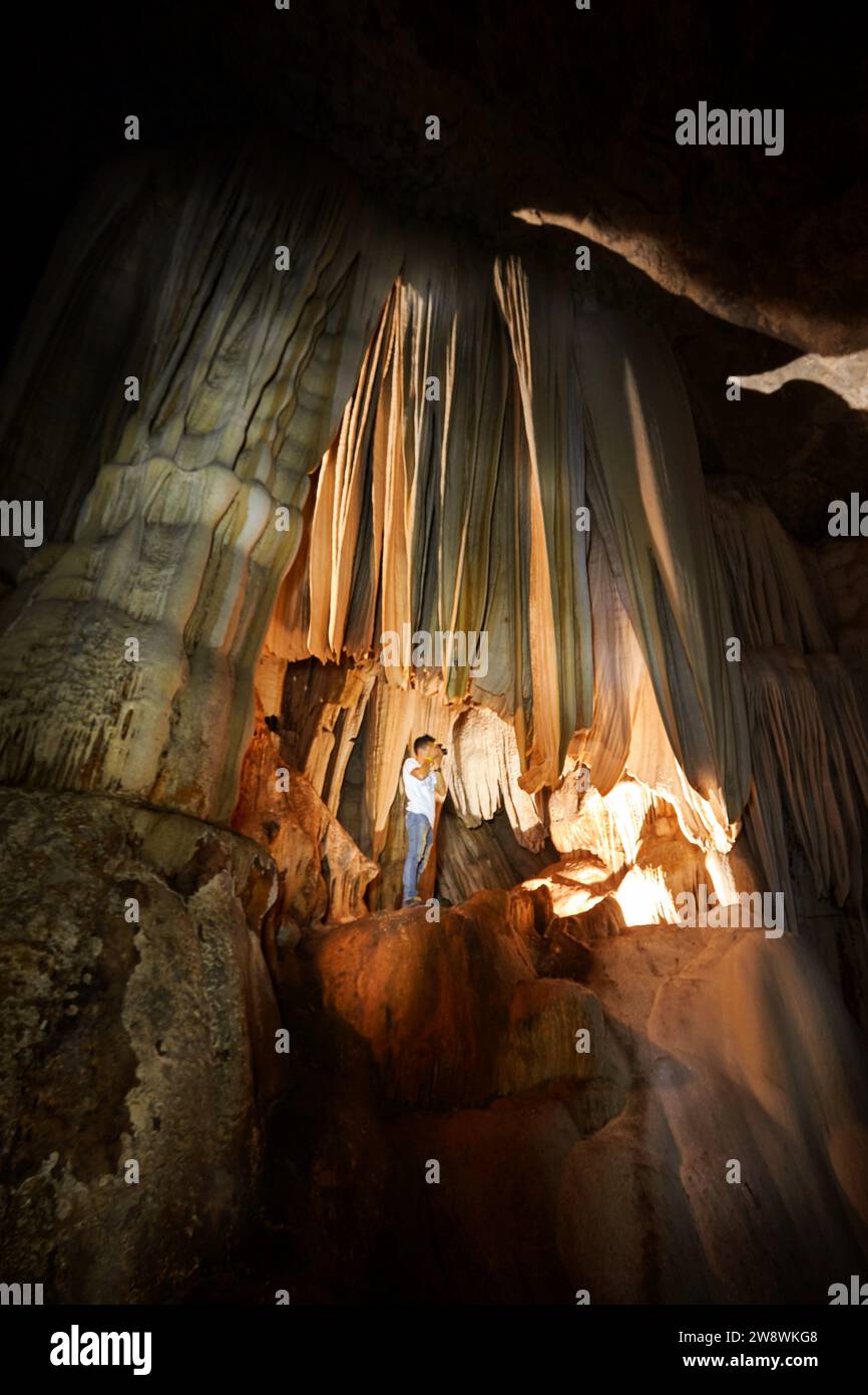 Un homme prenant une photo à l'intérieur de la grotte Banque D'Images