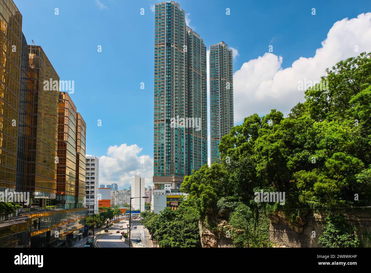 Les tours Victoria le long de Canton Road, Hong Kong, Chine. Complexe résidentiel triple de grande hauteur au bord du parc Kowloon. Banque D'Images