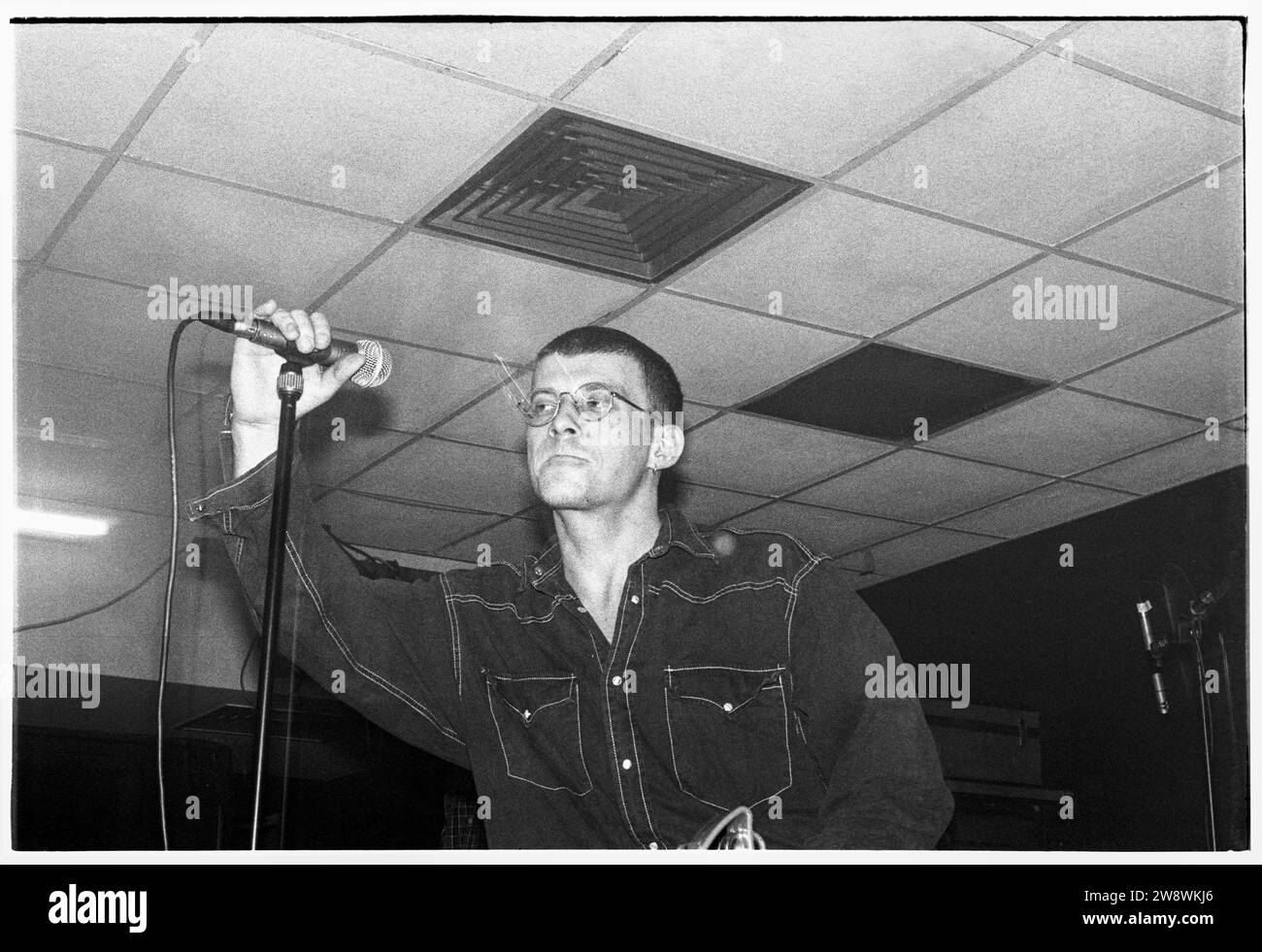 ANDY SPEARMONT, NEW FADS, PAYS DE GALLES, 1993 : Andy Spearpoint le chanteur de New Fast Automatic Daffodils – New FADS – joue à l’Université Glamorgan – puis Treforest Polytechnic – au pays de Galles, Royaume-Uni, le 26 janvier 1993. Le groupe tourne avec leur 2e album Body Exit Mind. Photo : Rob Watkins. INFOS SUR LE GROUPE : New FADS était un groupe de rock alternatif basé à Manchester à la fin des années 80 et au début des années 90 Leur son énergique, mêlant influences indie rock et dance, a attiré l'attention. La présence dynamique du groupe et son style distinct ont laissé une empreinte sur la scène musicale de Madchester. Banque D'Images