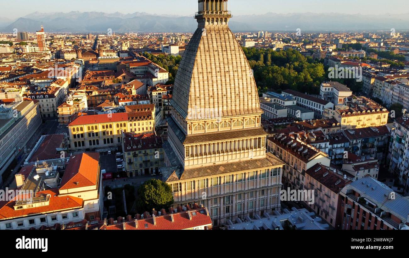 Vue aérienne par drone de la Mole Antonelliana (tour Mole Antonelliana à Turin, Piémont, Italie. Monument emblématique du XIXe siècle et musée du cinéma. Banque D'Images
