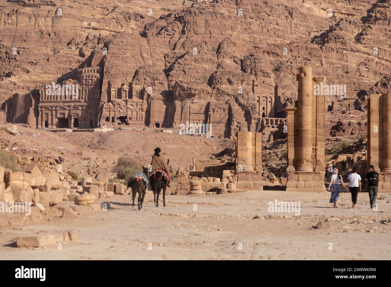 Les gens marchent autour de l'ancienne ville de Petra pendant susnet Banque D'Images