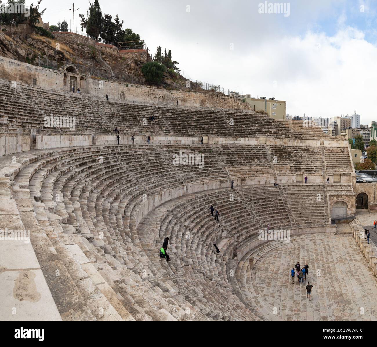 Touristes visitant un vieux théâtre romain à Amman pendant la journée d'hiver Banque D'Images