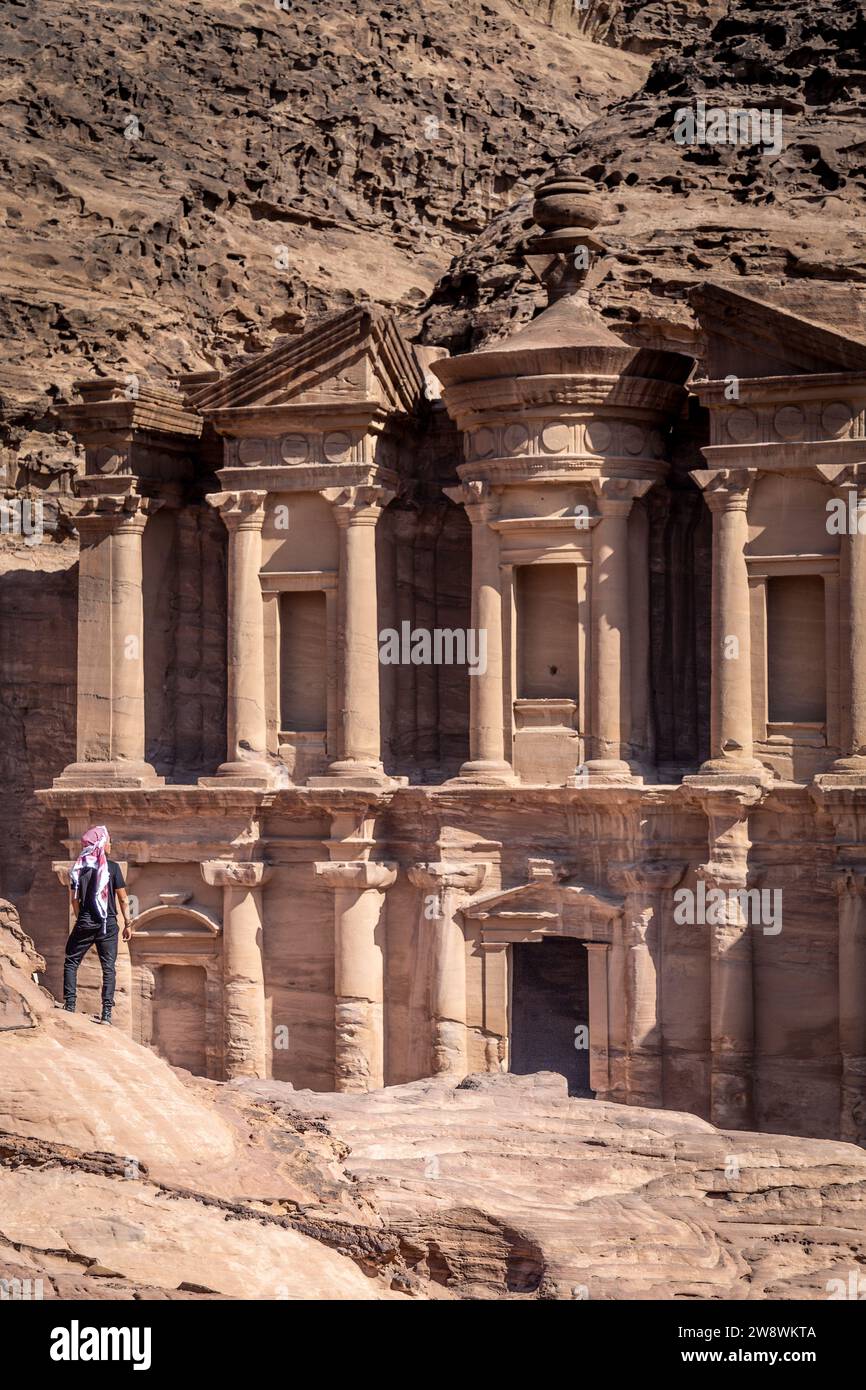 Mâle avec turban rouge, explorant le monastère de Petra Banque D'Images