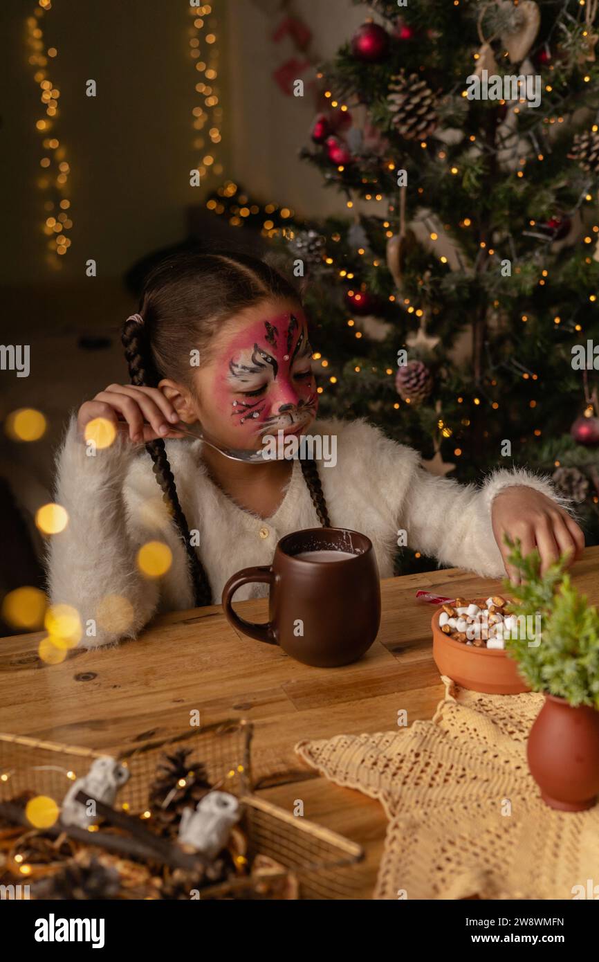 la petite fille boit du chocolat chaud noël Banque D'Images